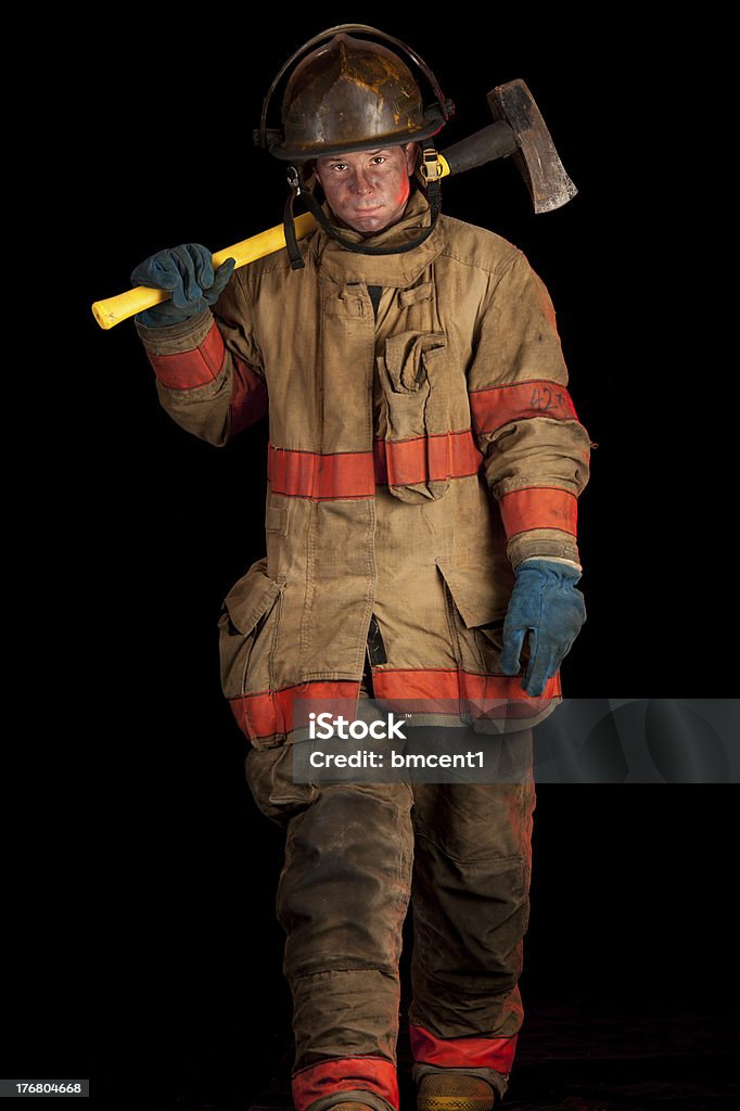 Fuligem abrangidas Fireman com fogo Ax - Royalty-free Bombeiro Foto de stock