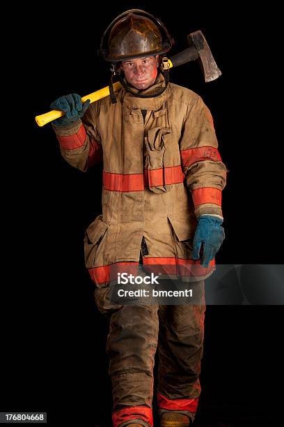Fuligem Abrangidas Fireman Com Fogo Ax - Fotografias de stock e mais imagens de Bombeiro - Bombeiro, Cultura Americana, Figura para recortar