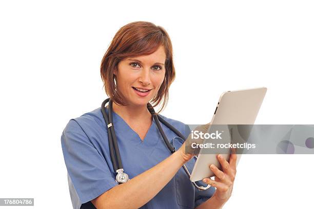 Foto de Mulher Médico Usando Um Tablet De Computador De Tela De Toque e mais fotos de stock de Adulto