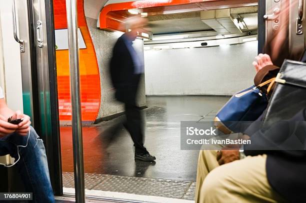 Pessoas No Metro - Fotografias de stock e mais imagens de Aberto - Aberto, Adolescente, Andar