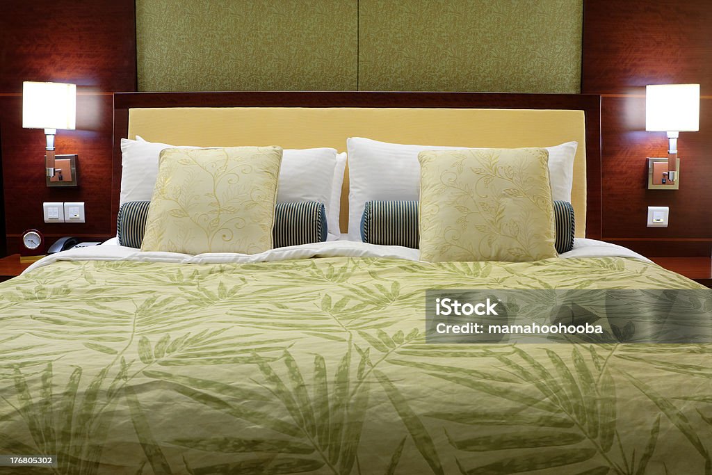 Quarto de hotel - Foto de stock de Edredom royalty-free