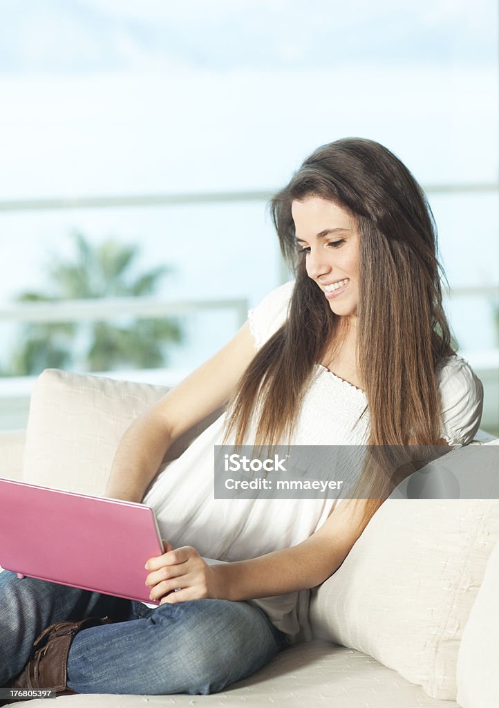 Felice giovane donna con Rosa netbook - Foto stock royalty-free di Abbigliamento casual