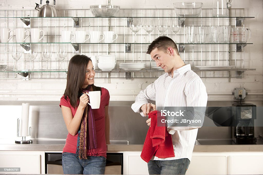 Casal bebendo café juntos e lavagens pratos na cozinha - Foto de stock de 20 Anos royalty-free