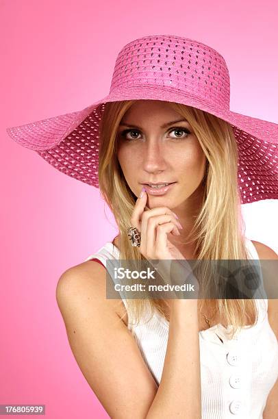 Женщина В Розовая Шапка — стоковые фотографии и другие картинки Вертикальный - Вертикальный, Весёлый, Взрослый