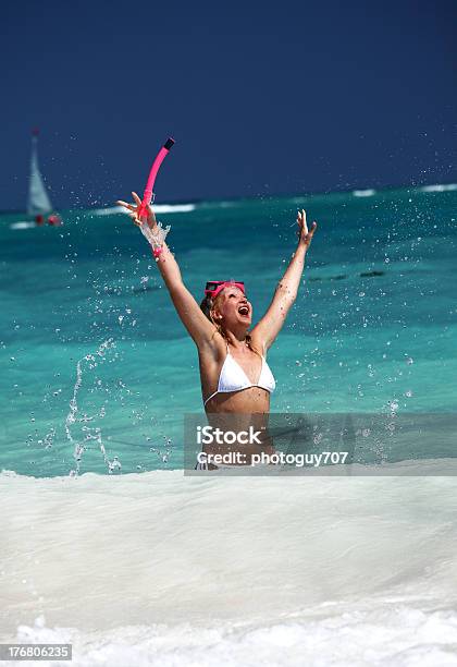 Junge Weibliche Genießen Sie Die Sonnigen Tag Stockfoto und mehr Bilder von Abenteuer - Abenteuer, Aktivitäten und Sport, Attraktive Frau