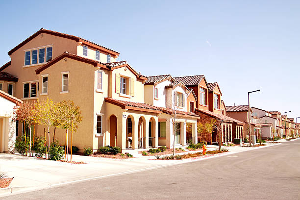 quartier de banlieue paisible - southwest usa house residential structure stucco photos et images de collection