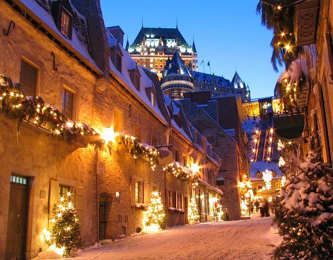 Chateau Frontenac en noche de invierno, la ciudad de Quebec photo