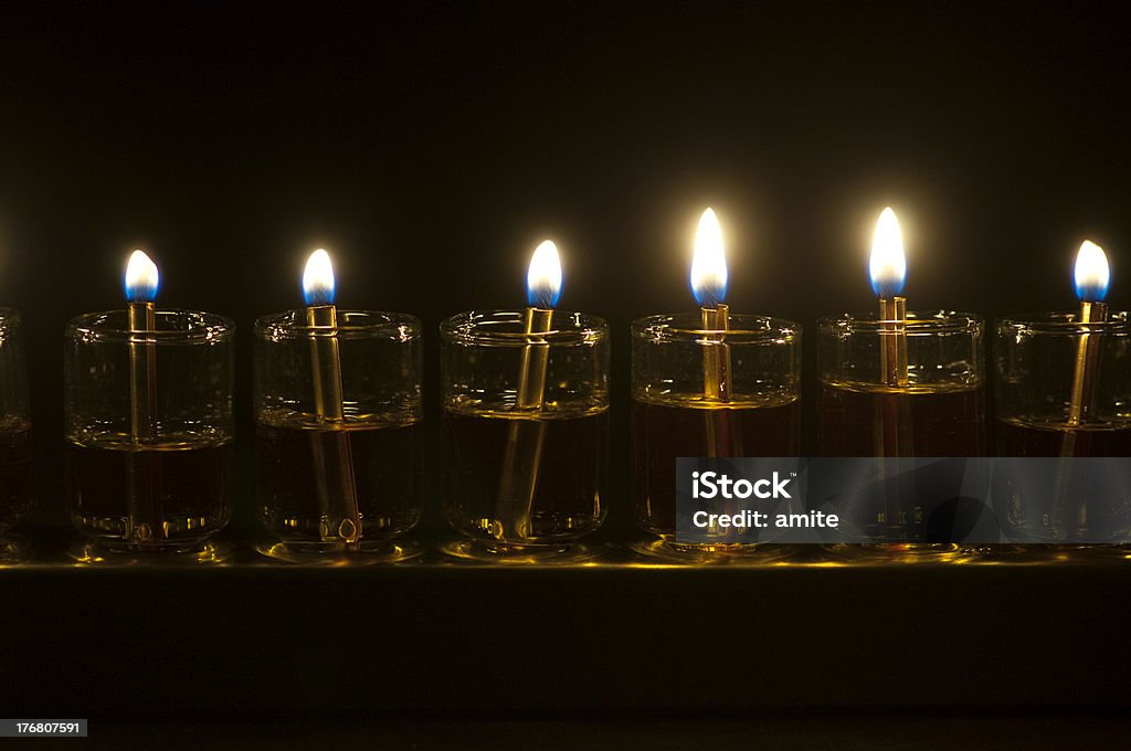ハヌカ（ユダヤ教のお祭り）オイルメノラー - お祝いのロイヤリティフリーストックフォト