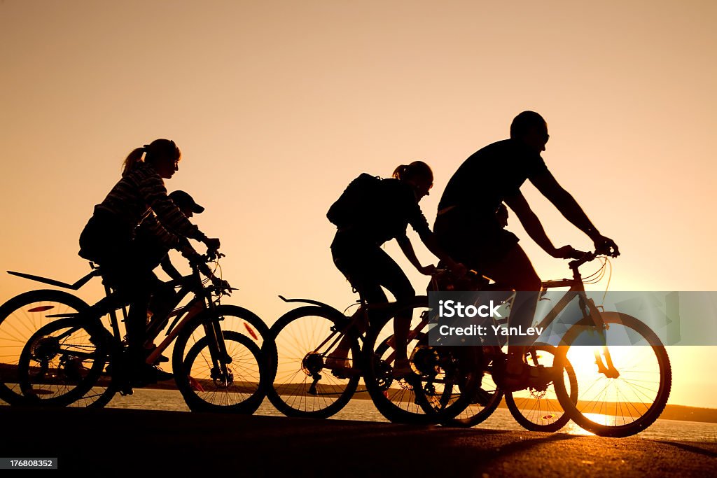 프렌즈 on 자전거 - 로열티 프리 자전거 타기 스톡 사진