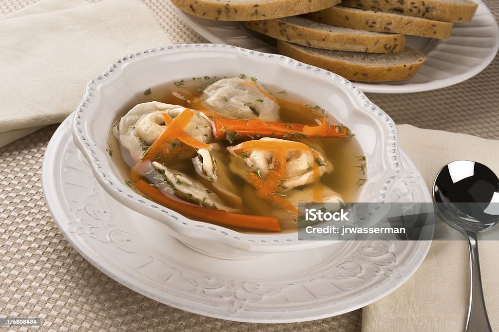 Kreplach em sopa de frango - Foto de stock de Bolinho de Massa royalty-free