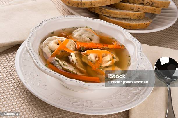 Foto de Kreplach Em Sopa De Frango e mais fotos de stock de Bolinho de Massa - Bolinho de Massa, Carne, Cenoura