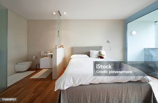 Foto de Apartamento Moderno Com Vista Para O Interior e mais fotos de stock de Aconchegante - Aconchegante, Apartamento, Arquitetura