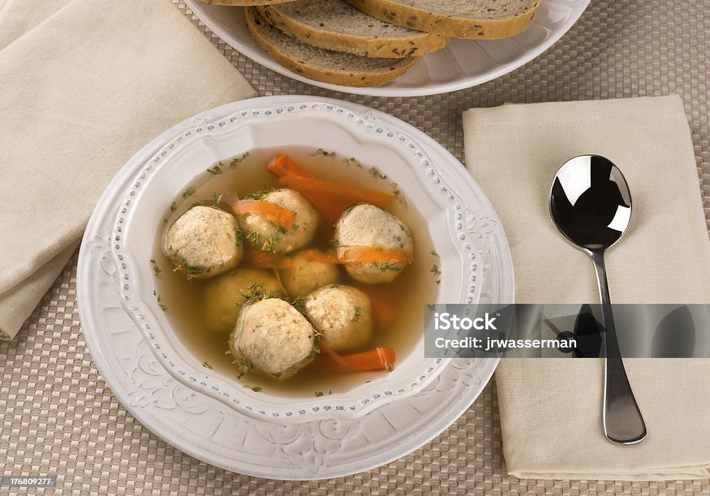 Tradycyjne Jewish Pesach danie Matzah Zupa z piłką - Zbiór zdjęć royalty-free (Bez ludzi)