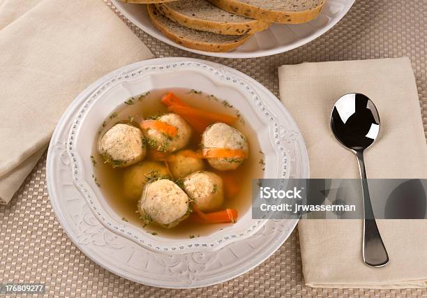 Tradicional Judaico Pesach De Sopa De Bola Matzah - Fotografias de stock e mais imagens de Alimentação Saudável - Alimentação Saudável, Bolinho de Massa, Cenoura