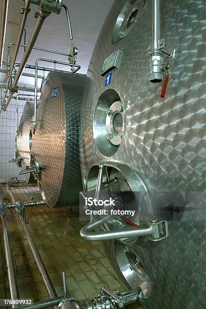 Industrial Líquido De Tanques De Almacenamiento Y Tuberías Foto de stock y más banco de imágenes de Acero