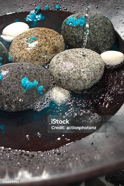 Steine Im Wasser Stockfoto und mehr Bilder von Eingießen - Eingießen, Fotografie, Gesunder Lebensstil