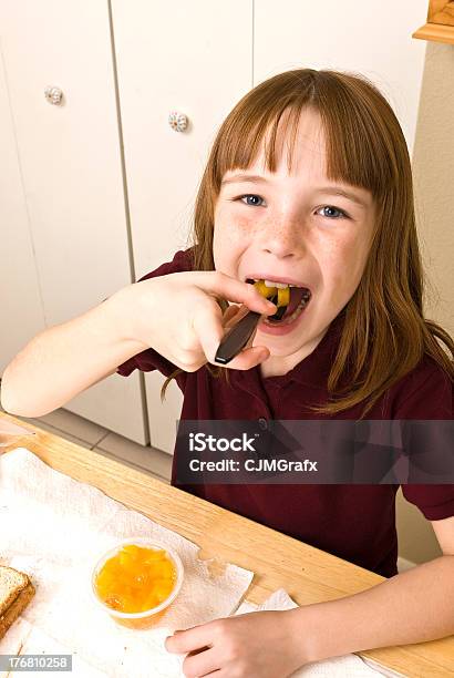 Giovane Scuola Ragazza Mangiare Pranzo - Fotografie stock e altre immagini di Abbigliamento casual - Abbigliamento casual, Adolescenza, Alimentazione sana