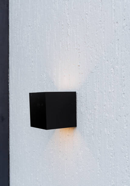 lampe de glace miniature sur le mur de la maison, éclairage de façade sur le mur blanc, lampe design de l’éclairage public de la maison, éclairage du bâtiment avec une lumière chaude. - mountable photos et images de collection