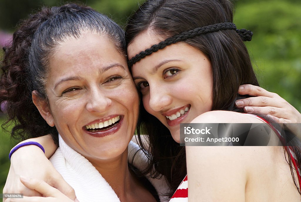 Mutter und Tochter auf die Natur - Lizenzfrei Alleinerzieherin Stock-Foto
