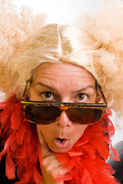 photo de caucasien femme de caractère dans une perruque - feather boa feather isolated red photos et images de collection