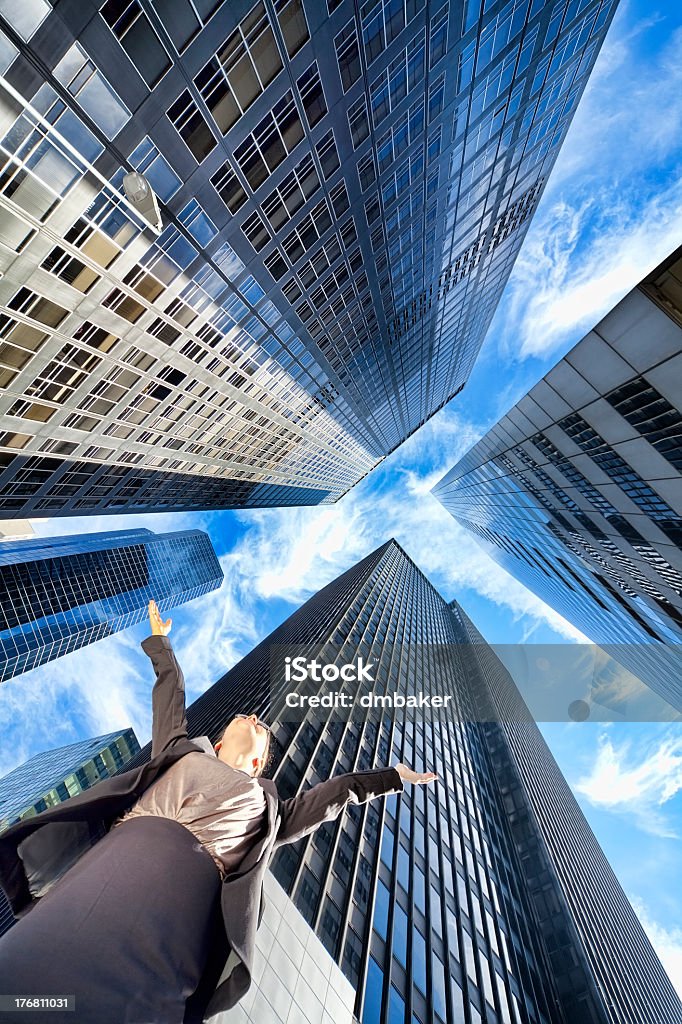 Geschäftsfrau mit Arme heben in der Nähe von Wolkenkratzern - Lizenzfrei Wall Street Stock-Foto