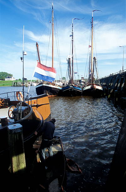 groninga, zoutkamp harbour - lantarn imagens e fotografias de stock