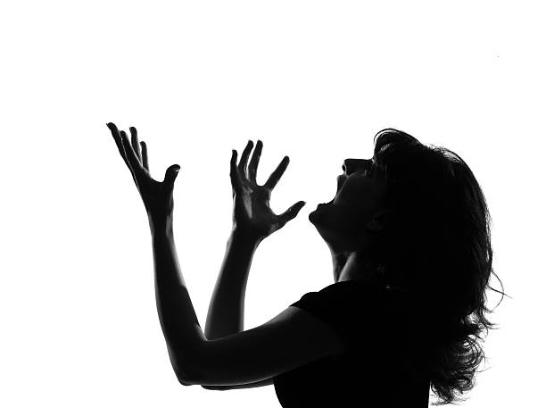 silhouette de femme en colère pousser un cri - shouting screaming furious silhouette photos et images de collection