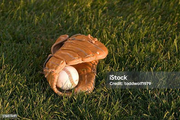 Photo libre de droit de Gant De Baseball banque d'images et plus d'images libres de droit de Balle de baseball - Balle de baseball, Baseball, Massachusetts Institute of Technology