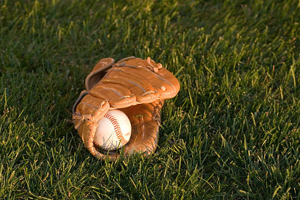 rękawica do baseballa - baseball baseball diamond grass baseballs zdjęcia i obrazy z banku zdjęć