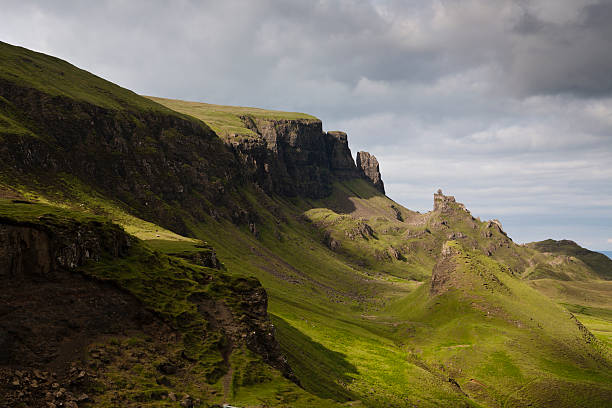 skye, quiraing - hill grass heath moor foto e immagini stock