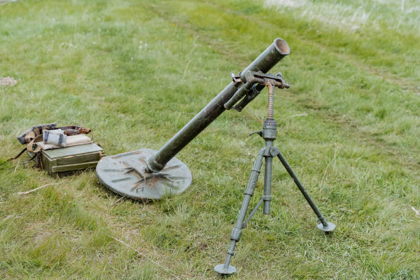 tragbarer mörserkomplex, ein geschütz der sowjetischen truppen des zweiten weltkriegs, eine kampfwaffe mit großer reichweite, granaten aus der ferne, russische waffen. - panzerdivision stock-fotos und bilder