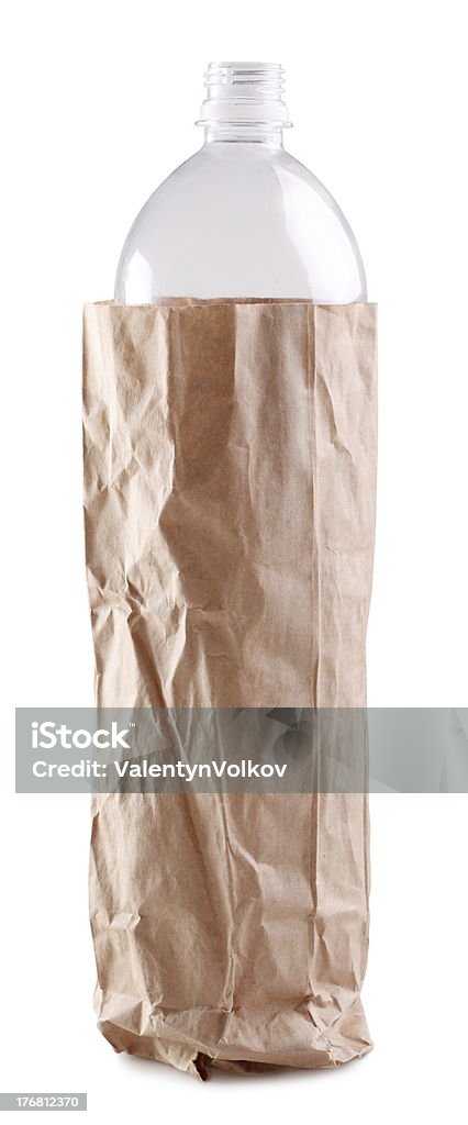 Botella de plástico vacíos en una bolsa de papel. - Foto de stock de Basura libre de derechos