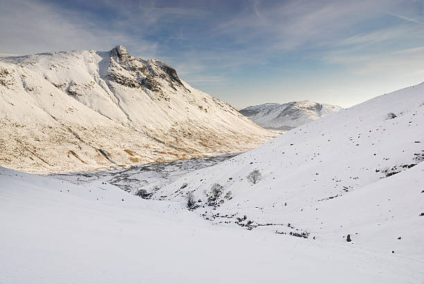 śnieg objęte langdale pikes, angielskie pojezierze - nature rough cumbria sunlight zdjęcia i obrazy z banku zdjęć