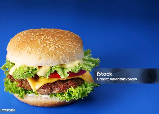 Cheeseburger Su Sfondo Blu - Fotografie stock e altre immagini di Hamburger - Hamburger, Sfondo a colori, Close-up