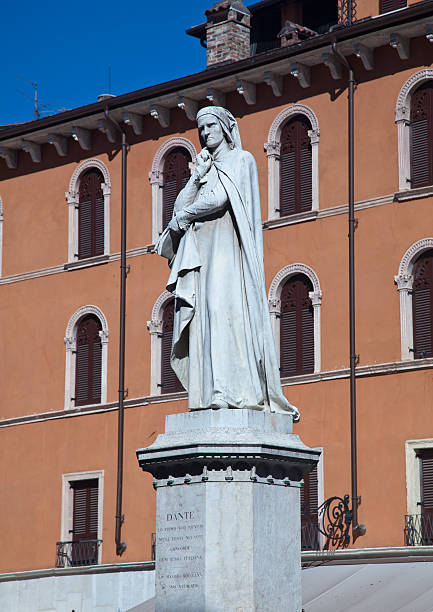 statue of dante w werona - torre dei lamberti zdjęcia i obrazy z banku zdjęć