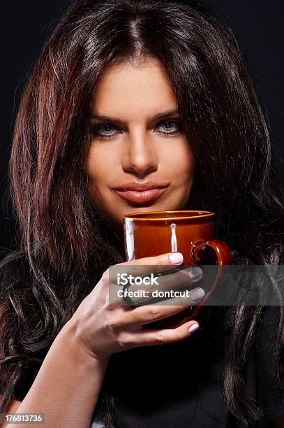 Foto de Retrato De Uma Bela Jovem Mulher Com Uma Xícara e mais fotos de stock de Adulto - Adulto, Alegria, Beber