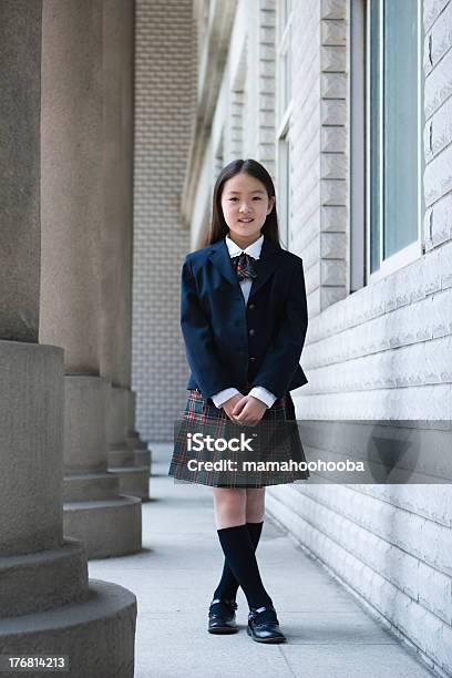 Asiática Niña En Edad Escolar Foto de stock y más banco de imágenes de Camisa - Camisa, Chaqueta, Encuadre de cuerpo entero