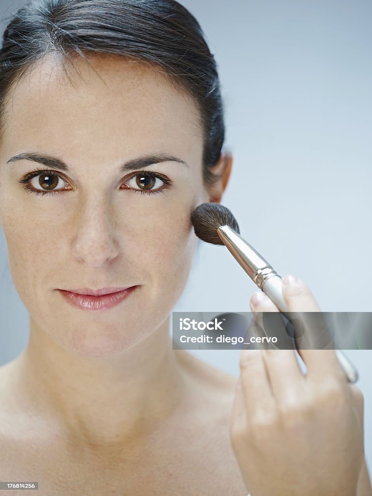 woman Anwendung Make-up mit dem Pinsel - Lizenzfrei 25-29 Jahre Stock-Foto