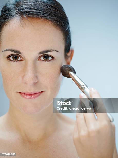 Foto de Mulher Aplicando Maquiagem Com Escova e mais fotos de stock de 25-30 Anos - 25-30 Anos, 30 Anos, 30-34 Anos
