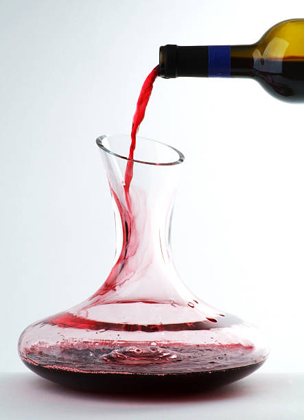 вино и для сакэ - wine decanter elegance pouring стоковые фото и изображения