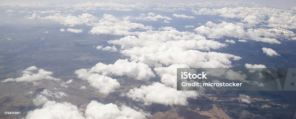 Brancas nuvens brancas no céu azul de fundo - Foto de stock de Azul royalty-free