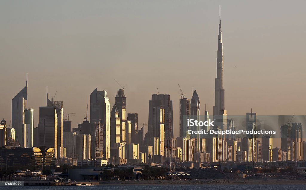Skyline von Dubai - Lizenzfrei Abenddämmerung Stock-Foto