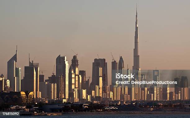 Skyline De Dubai - Fotografias de stock e mais imagens de Anoitecer - Anoitecer, Ao Ar Livre, Arquitetura