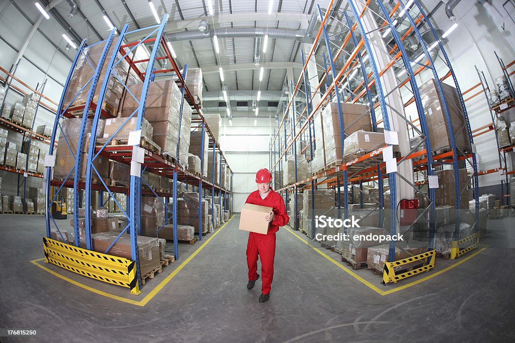 Trabalhador com box no Armazém - Foto de stock de Fábrica royalty-free