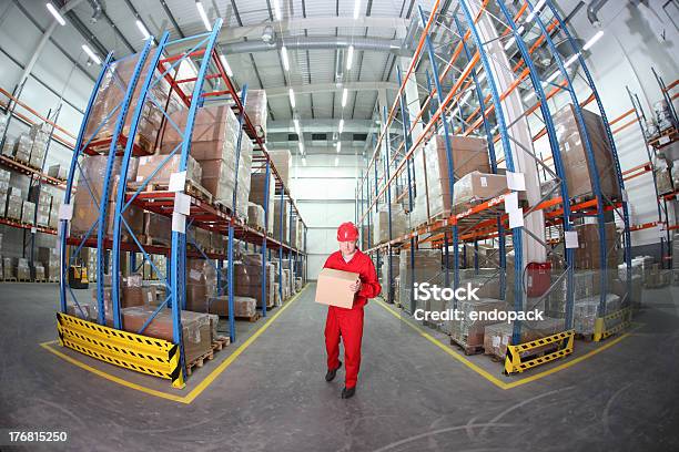 Foto de Trabalhador Com Box No Armazém e mais fotos de stock de Fábrica - Fábrica, Capacete - Equipamento, Capacete de trabalho