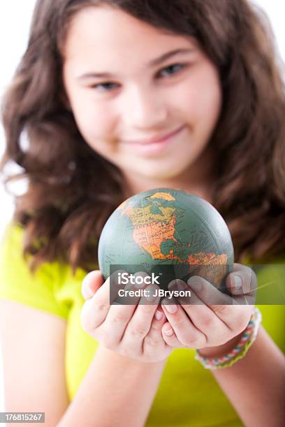 Caucasion Adolescente Menina Segurando O Pequeno Globo Terra Ou - Fotografias de stock e mais imagens de 12-13 Anos