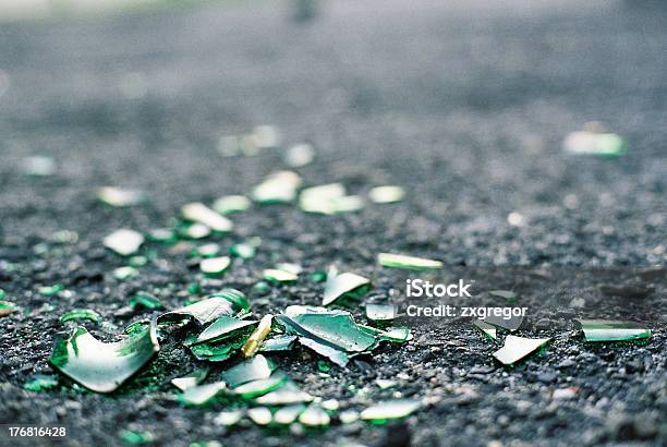 Broken Botella De Foto de stock y más banco de imágenes de Vidrio hecho añicos - Vidrio hecho añicos, Roto, Botella