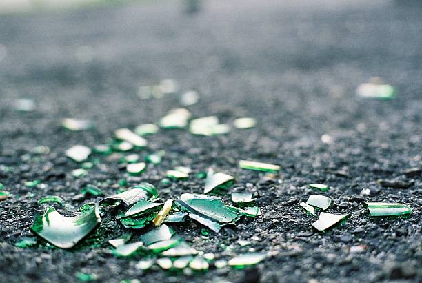 garrafa partida - broken glass green shattered glass imagens e fotografias de stock