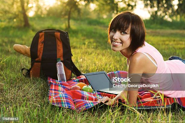 美しい少女の公園でのピクニック - ピクニックのストックフォトや画像を多数ご用意 - ピクニック, 女性, 女性一人