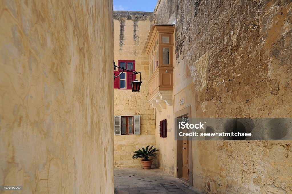 Узкая улица в Mdina - Стоковые фото Архитектура роялти-фри